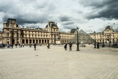 Akşamları Louvre Müzesi