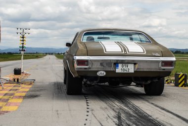 Eski paslı araba yolda.