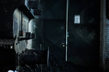 Modern bir binanın içinde.