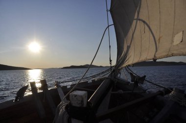 Denizde yelkenli teknesi