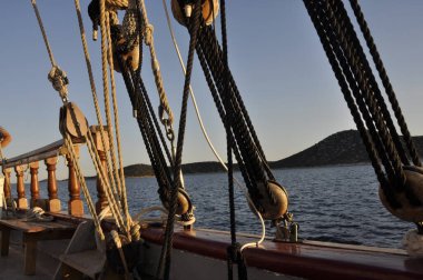 Denizde yelkenli teknesi