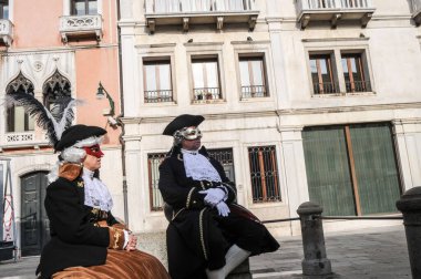 Seville, İspanya - 13 Şubat, 20 18: Geleneksel kıyafetler giymiş insanlar ve geleneksel sembollü tipik bir sokak, kutlama