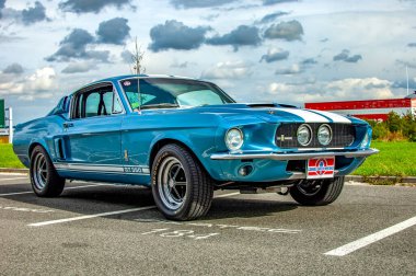 Ford Mustang yolda