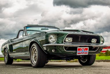 Ford Mustang ekranda