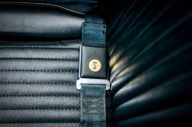 Siyah arkaplanda deri kemeri kapat