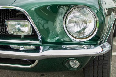 Bir arabaya yaklaş.