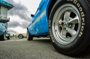 Klasik araba yolda..