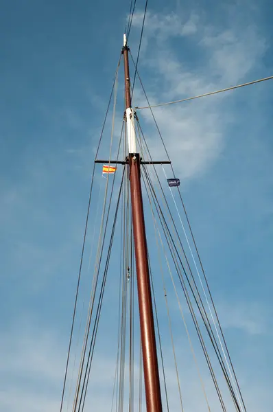 Παλιά Ξύλινη Βάρκα Στη Θάλασσα Γιοτ Σαλπάρει — Φωτογραφία Αρχείου