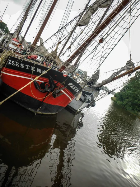 红色船头的旧帆船 — 图库照片