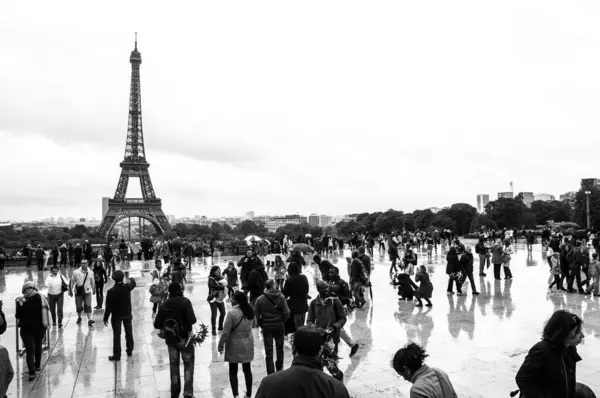 Paris July Tourists Visiting Famous Eiffel Tower — Stock Photo, Image