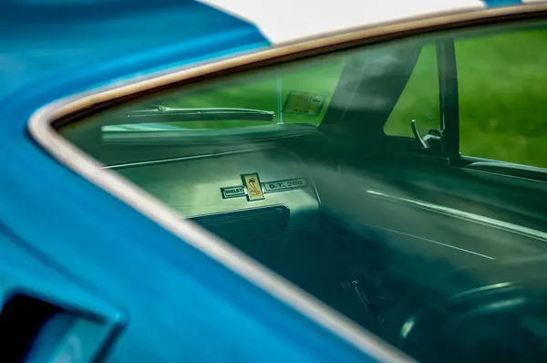 거울과 오래된 자동차 인테리어 — 스톡 사진