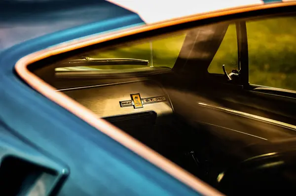 Autoscheinwerfer Mit Blauem Fenster — Stockfoto
