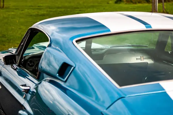Niebieski Samochód Bliska — Zdjęcie stockowe