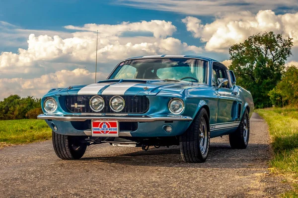 Eski model araba yolda