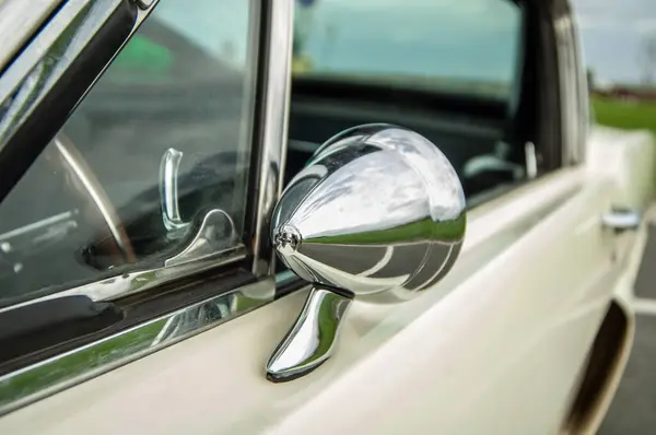Зеркало Автомобиля Отражением — стоковое фото
