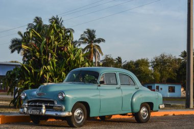 Klasik mavi amerikan klasik arabası eski arabada, Küba