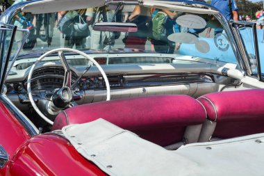 Miami, Florida, ABD - 16 Eylül, 2. 0. 21: 00 Miami sahilinde mavi ve beyaz klasik araba.,