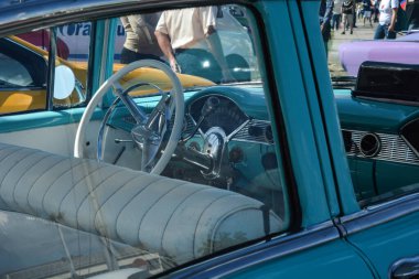 Şehirdeki eski araba.