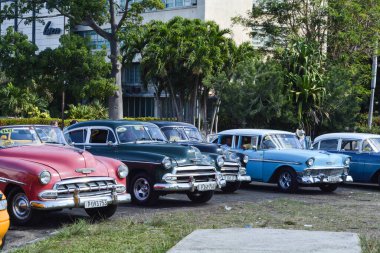 Havana, Küba - Ocak 26, 20 0 18: Havana sokaklarına park edilmiş klasik Amerikan arabaları ve klasik arabalar.