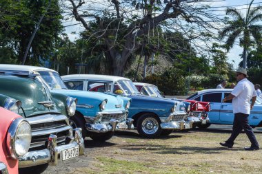 Şehirdeki eski araba.