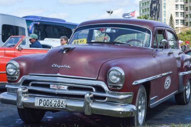 Havana, Küba, mayıs, 10, 20, 19 klasik arabalar Havana caddesinde park halindedir. Canlılık için havana