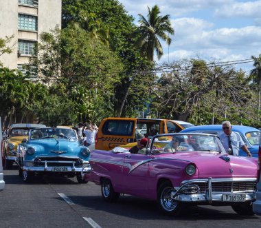 Havana, Küba - 16 Mayıs, 21: antika arabalar canlı renkli turizm gününde caddelerde sürüyorlar..
