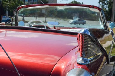 Antika bir arabada klasik bir araba.