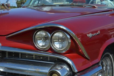 Kırmızı araba, kırmızı kapüşonlu..