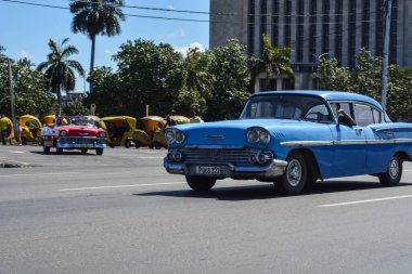 Havana, Küba - 16 Mayıs, 2016: Havana şehrinde klasik araba. Küba sokakları, canlı.