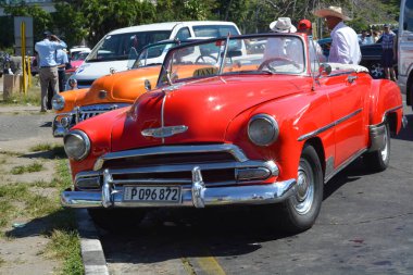 Küba, Havana - 25 Mayıs 0 16: Kırmızı Vintage araba
