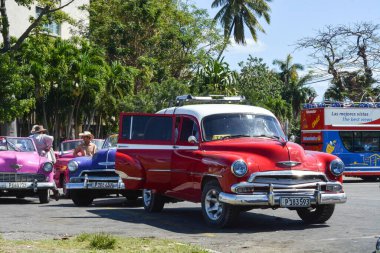 Havana, Küba - Mayıs 11, 20 18: Havana caddesinde park edilmiş klasik Amerikan arabası