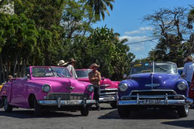 Havana, Küba - Mayıs 08, 2018: klasik Amerikan arabası eski Havana şehir merkezine park edilmiş. Havana enerjik bir Amerikalı.