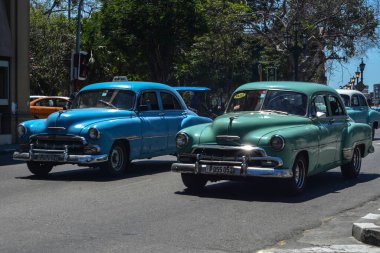 Havana Küba 'da klasik mavi arabalar