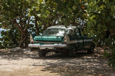 Küba, Havana, Mayıs 0219: Retro araba yolda.