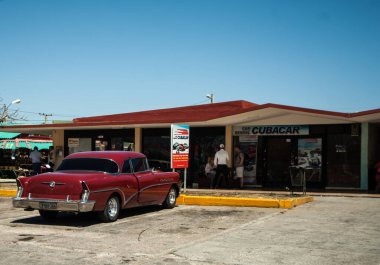 Havana, Küba - 16 Ocak, 22 Ocak Eski Havana Küba 'nın önüne park edilmiş klasik bir araba.