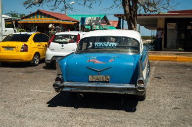 Havana, Küba - Aralık 0 6, 22 017: Havana caddesindeki klasik Amerikan taksi arabası