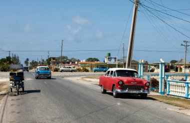 Havana, Küba - Şubat 26, 20 0 18: Havana, Küba 'da park edilmiş klasik Amerikan arabası.