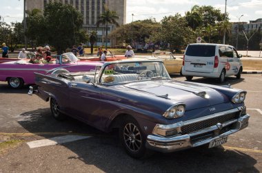 Klasik klasik araba park edilmiş.