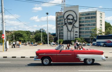 Havana, Küba - 14 Nisan, 2016: Havana 'nın arka planında bir araba