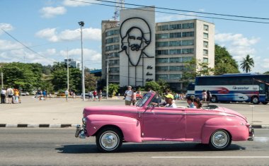 Şehirdeki eski araba.