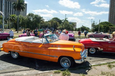 Havana, Küba - 16 Mayıs, 2016: Havana 'da klasik araba sürüşü. Başkent Havana, Küba. arabalar