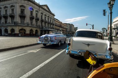 Havana, Küba - Ocak 22: Havana 'da klasik araba ve taksi