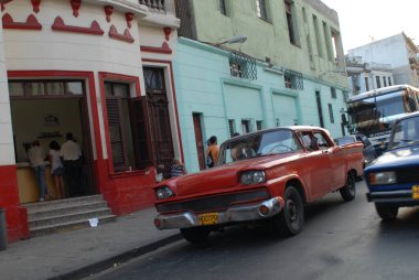 Havana, Küba - 16 Ocak, 2017: Havana sokaklarında eski klasik taksi