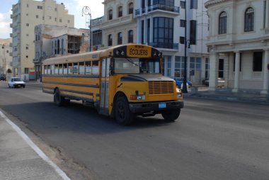 Havana, Küba - Mayıs 18, 21: Eski Havana şehrinin caddesinde klasik bir otobüs.