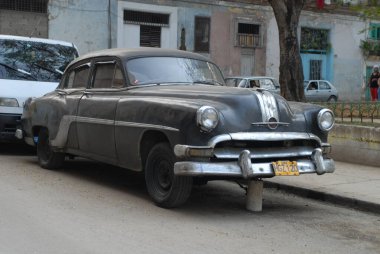 Havana, Küba - Şubat 20 18: Sokaktaki eski Amerikan arabası