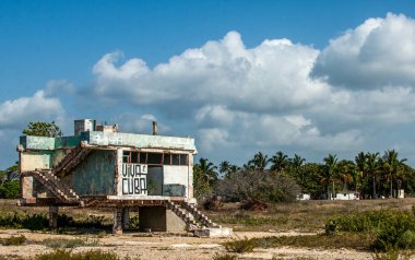 Bir köydeki terk edilmiş ev.
