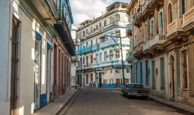 Havana, Küba, Ocak 22: Eski caddelerin ve havana 'nın renkli sokaklarının manzarası.