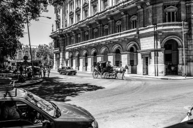 Havana 'daki eski binanın siyah beyaz görüntüsü