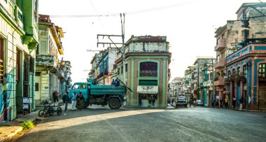 Havana, Küba - 26 Mart, 2016: Renkli binalar ve insanlarla dolu sokak sahnesi.