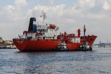 Riga, Letonya limanında kargo gemisi